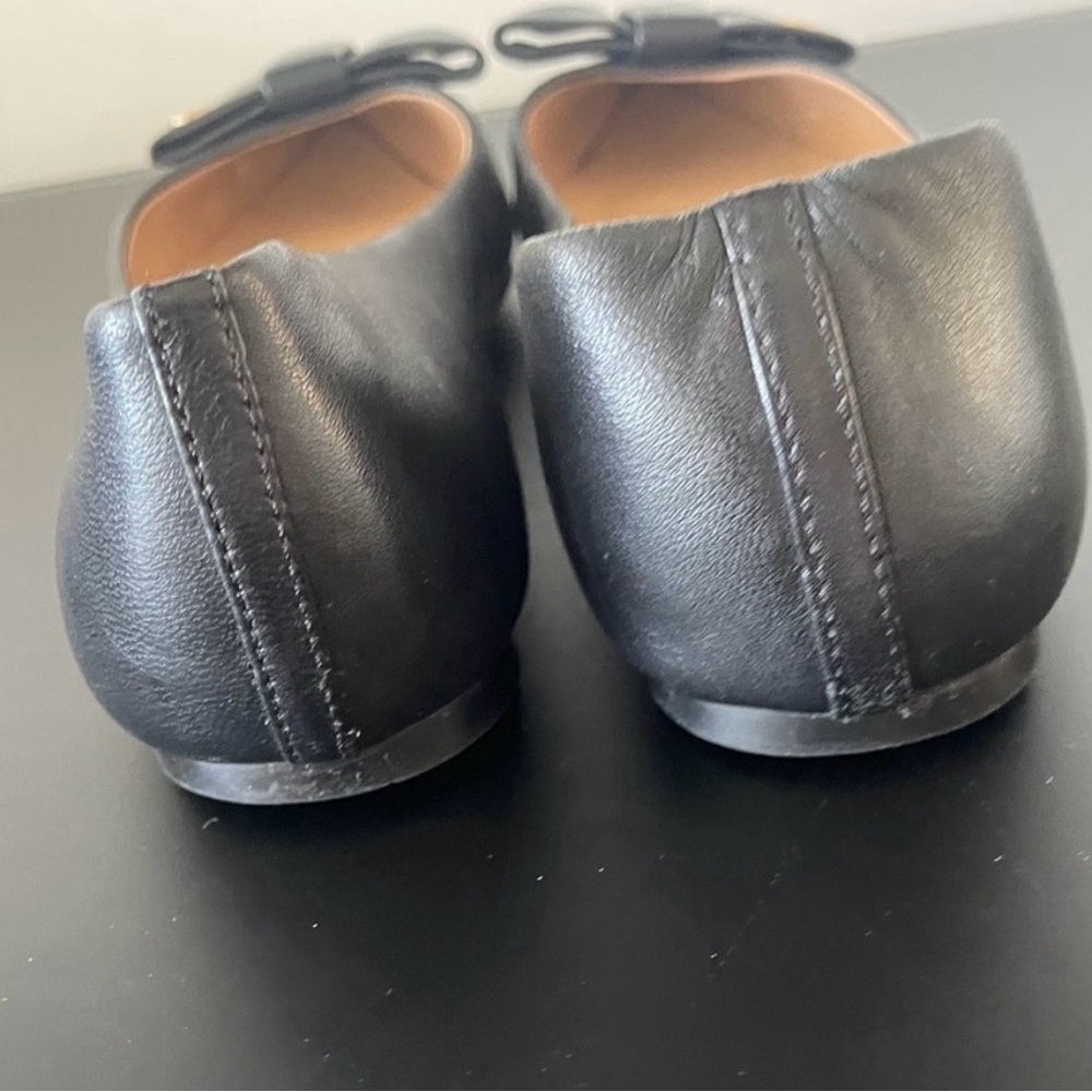 Tory Burch Aimee 
•Black Leather Bow
•Pointed Toes 
•Flats 
•Shoes Size 7 - Picture 2 of 4